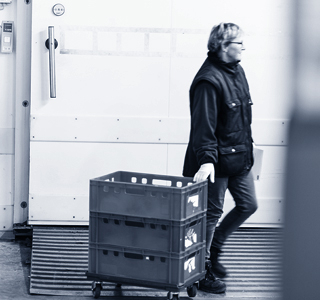 Versandmitarbeiterin am Kühllager