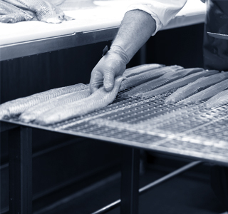 Fisch wird für Räucherung angeordnet